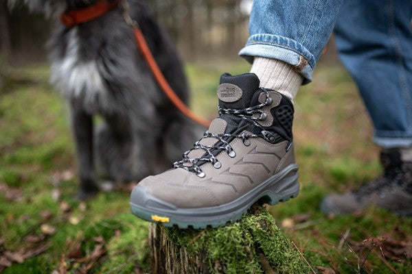 DogWalker Amy Glattlederstiefel